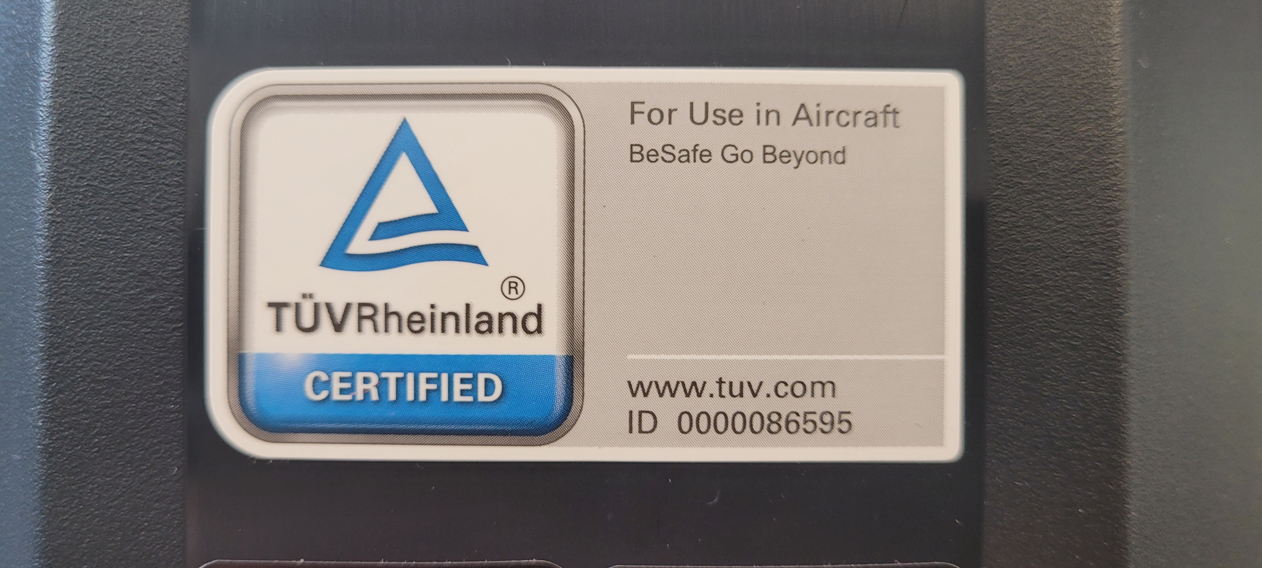 Štítek TÜV Rheinland For Use in Aircraft na dětské autosedačce schválené pro použití v letadle