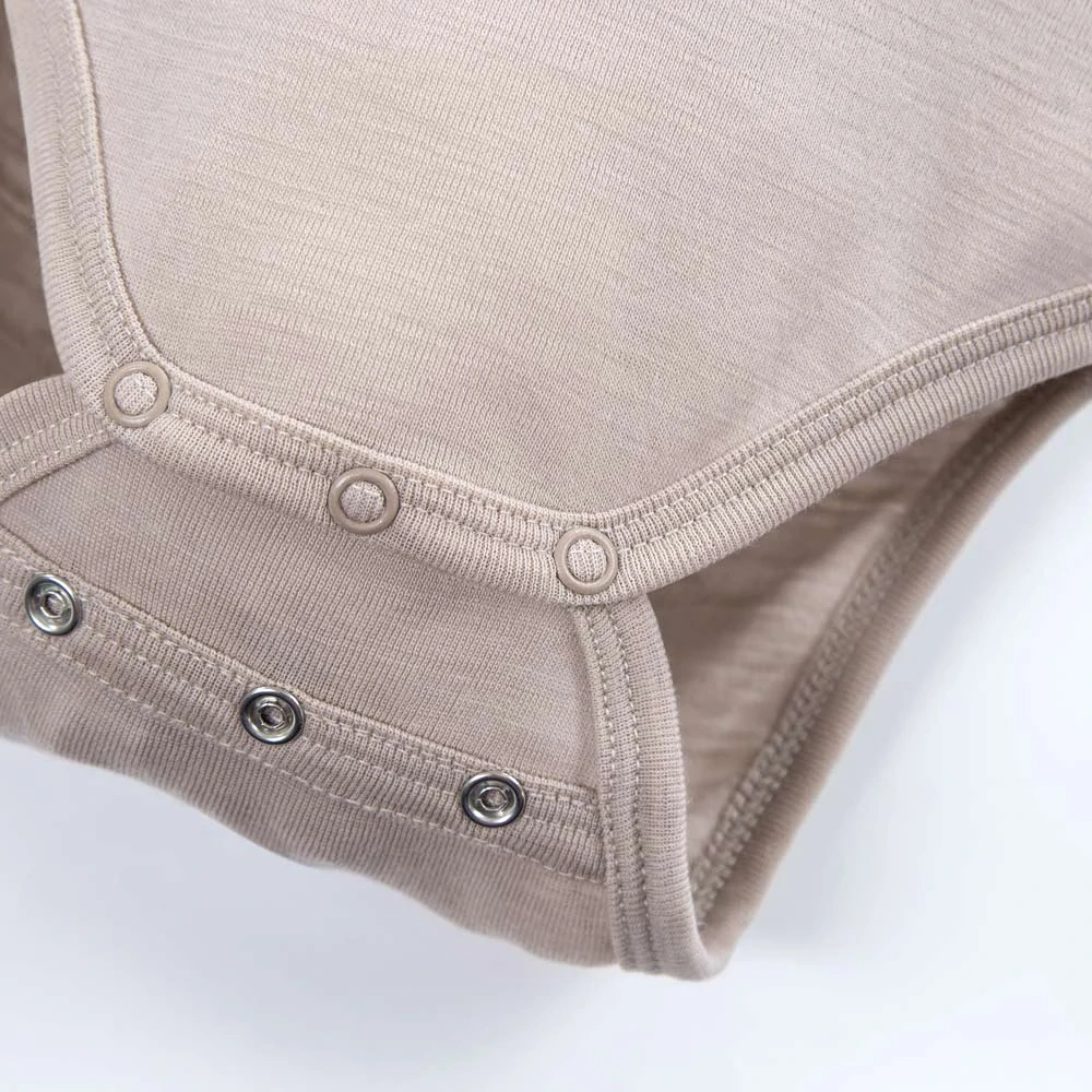 Eevi Body z merino vlny rostoucí s baby beige