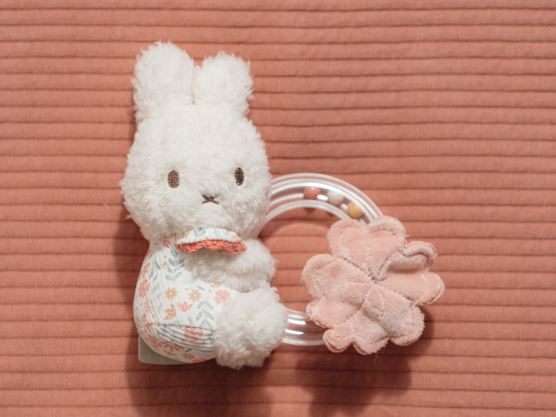 Chrastítko s korálky králíček Miffy Lucky Blossom