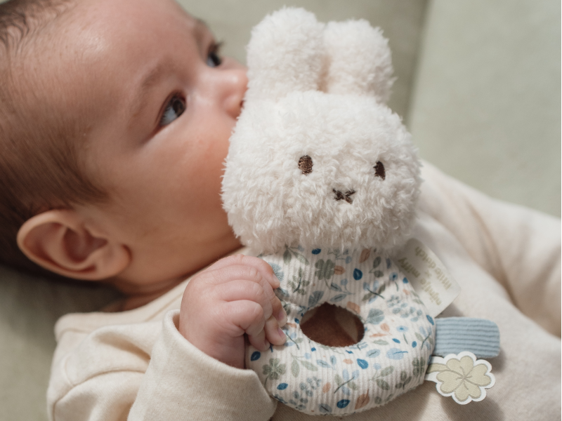 Chrastítko králíček Miffy Lucky Leaves