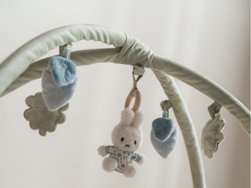 Hrací deka s hrazdou králíček Miffy Lucky Leaves