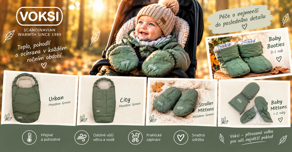 Reklamní banner VOKSI s usměvavým dítětem v kočárku oblečeným do zimních doplňků v barvě Meadow Green. Banner představuje produkty Urban, City, Baby Booties, Stroller Mittens a Baby Mittens na pozadí podzimního lesa s důrazem na teplo, pohodlí a ochranu v